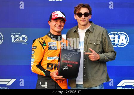 Austin, USA. Oktober 2024. Lando Norris (GBR) McLaren erhält den Pirelli Pole Position Award von Armand 'Mondo' Duplantis (SWE) Pole Vaulter. 19.10.2024. Formel-1-Weltmeisterschaft, Rd 19, Grand Prix der Vereinigten Staaten, Austin, Texas, USA, Sprint und Qualifikationstag. Das Foto sollte lauten: XPB/Alamy Live News. Stockfoto