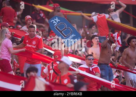 Porto Alegre, Brasilien. Oktober 2024. Internationale Fans während des Spiels zwischen Internacional und Gremio für die brasilianische Serie A 2024 im Beira-Rio Stadion in Porto Alegre am 19. Oktober 2024 Foto: Max Peixoto/DiaEsportivo/Alamy Live News Credit: DiaEsportivo/Alamy Live News Stockfoto