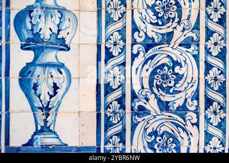 Traditionelle alte Alicatado-Keramikfliesen in einem Gebäude in Evora mit einer Vase, Portugal Stockfoto