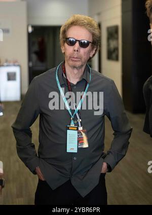 19. Oktober 2024, Austin, Texas, USA: Regisseur JERRY BRUCKHEIMER, der sich im Medienzentrum des Circuit of the Americas entspannt. (Credit Image: © Hoss McBain/ZUMA Press Wire) NUR REDAKTIONELLE VERWENDUNG! Nicht für kommerzielle ZWECKE! Stockfoto