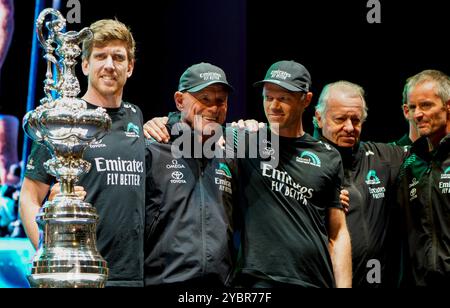 PPL PHOTO AGENCY - COPYRIGHT RESERVED 2024 America's Cup - Barcelona, Spanien das Emirates Team Neuseeland unter der Leitung der Co-Skipper Peter Burling und Nathan Outteridge feierte ihren Sieg an der Seite von CEO Grant Dalton bei der Preisverleihung im Barcelona Race Village. Dieser Triumph ist der dritte Sieg in Folge des prestigeträchtigen American Cups, der dieses Jahr mit der AC75-Folieryacht TAIHORO gegen das britische Team INEOS Britannia erzielt wurde. FOTO: Milan Drahonovsky/PPL Stockfoto