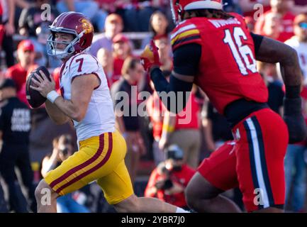 College Park, USA. Oktober 2024. COLLEGE PARK, MD - 19. OKTOBER: Der USC Trojans Quarterback Miller Moss (7) läuft für Yards während eines Big10-Fußballspiels zwischen den Maryland Terrapins und den USC Trojans am 19. Oktober 2024 auf dem SECU Field im College Park, Maryland. (Foto: Tony Quinn/SipaUSA) Credit: SIPA USA/Alamy Live News Stockfoto