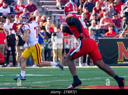 College Park, USA. Oktober 2024. COLLEGE PARK, MD - 19. OKTOBER: Der USC Trojans Quarterback Miller Moss (7) läuft für Yards während eines Big10-Fußballspiels zwischen den Maryland Terrapins und den USC Trojans am 19. Oktober 2024 auf dem SECU Field im College Park, Maryland. (Foto: Tony Quinn/SipaUSA) Credit: SIPA USA/Alamy Live News Stockfoto