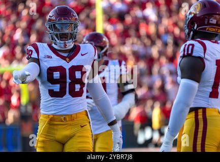 College Park, USA. Oktober 2024. COLLEGE PARK, MD - 19. OKTOBER: USC Trojans Defensive End Devan Thompkins (98) während eines Big10-Fußballspiels zwischen den Maryland Terrapins und den USC Trojans am 19. Oktober 2024 im SECU Field im College Park Maryland. (Foto: Tony Quinn/SipaUSA) Credit: SIPA USA/Alamy Live News Stockfoto