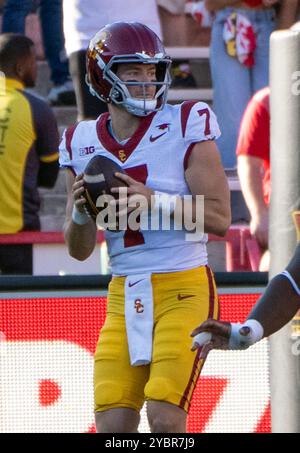 College Park, USA. Oktober 2024. COLLEGE PARK, MD - 19. OKTOBER: Der USC Trojans Quarterback Miller Moss (7) reißt am 19. Oktober 2024 im SECU Field im College Park an einem Big10-Fußballspiel zwischen den Maryland Terrapins und den USC Trojans vorbei. Maryland. (Foto: Tony Quinn/SipaUSA) Credit: SIPA USA/Alamy Live News Stockfoto