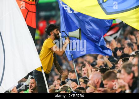 Fans von Juventus beim Spiel der Serie A zwischen Juventus FC und SS Lazio am 19. Oktober 2024 im Allianz Stadium in Turin, Italien. Stockfoto