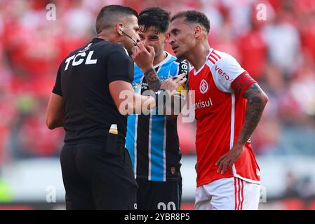 Porto Alegre, Brasilien. Oktober 2024. Alan Patrick von Internacional und Mathias Villasanti von Gremio sprechen mit Schiedsrichter Bruno Arleu de Araujo während des Spiels zwischen Internacional und Gremio für die brasilianische Serie A 2024 im Beira-Rio Stadium in Porto Alegre am 19. Oktober 2024 Foto: Richard Ducker/DiaEsportivo/Alamy Live News Credit: DiaEsportivo/Alamy Live News Stockfoto