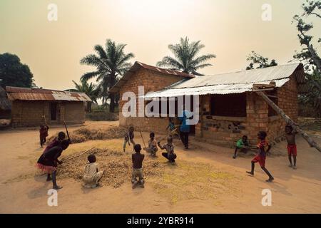 République Démocratique du Congo, Tshikenda, 24.08.2023. Les enfants du Village sont en train de battre les haricots par terre pour les décortiquer. P Stockfoto