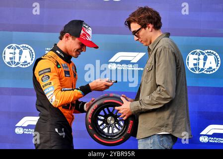 Austin, USA. Oktober 2024. Lando Norris (GBR) McLaren erhält den Pirelli Pole Position Award von Armand 'Mondo' Duplantis (SWE) Pole Vaulter. Formel-1-Weltmeisterschaft, Rd 19, großer Preis der Vereinigten Staaten, Samstag, 19. Oktober 2024. Circuit of the Americas, Austin, Texas, USA. Quelle: James Moy/Alamy Live News Stockfoto