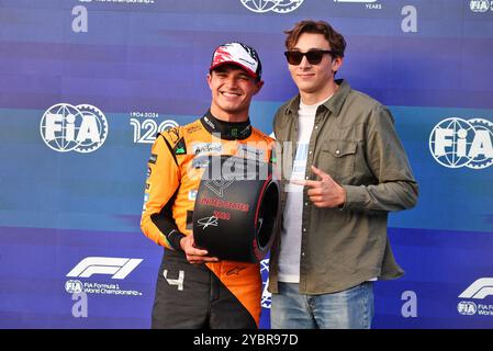 Austin, USA. Oktober 2024. Lando Norris (GBR) McLaren erhält den Pirelli Pole Position Award von Armand 'Mondo' Duplantis (SWE) Pole Vaulter. Formel-1-Weltmeisterschaft, Rd 19, großer Preis der Vereinigten Staaten, Samstag, 19. Oktober 2024. Circuit of the Americas, Austin, Texas, USA. Quelle: James Moy/Alamy Live News Stockfoto