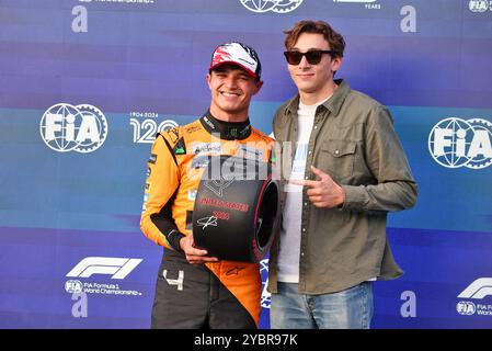 Austin, USA. Oktober 2024. Lando Norris (GBR) McLaren erhält den Pirelli Pole Position Award von Armand 'Mondo' Duplantis (SWE) Pole Vaulter. Formel-1-Weltmeisterschaft, Rd 19, großer Preis der Vereinigten Staaten, Samstag, 19. Oktober 2024. Circuit of the Americas, Austin, Texas, USA. Quelle: James Moy/Alamy Live News Stockfoto