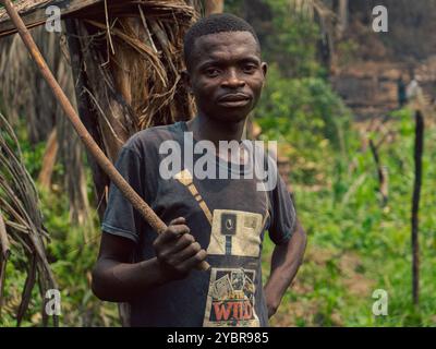 République Démocratique du Congo, Tshikenda, 24.08.2023. Portrait de Paul Musawu, Agriculteur de la région, capturé dans son Environment quotidien. Stockfoto