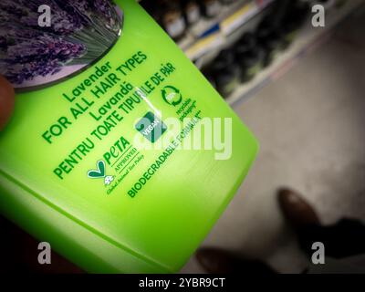 BELGRAD, SERBIEN - 2. AUGUST 2024: Eine Nahaufnahme einer Shampooflasche mit dem PETA-Logo, die Grausamkeit und vegane Schönheit fördert Stockfoto