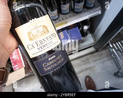 BELGRAD, SERBIEN - 21. AUGUST 2024: Flaschen Veneto Cabernet Sauvignon Rotwein aus Italien zum Verkauf in einem Supermarkt. Veneto (venezianischer Wein) ist ein typischer Typ Stockfoto