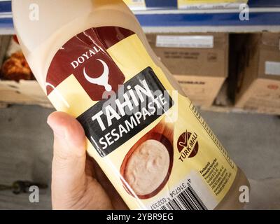 BELGRAD, SERBIEN - 21. AUGUST 2024: Doyal Tahini-Gläser werden in einem Supermarktregal ausgestellt. Tahini, eine Sesampaste, die im Nahen Osten und im Mittelmeerraum verwendet wird Stockfoto