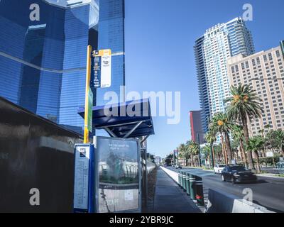 LAS VEGAS - 18. AUGUST 2024: RTC-Bushaltestelle auf dem Las Vegas Strip, mit Deuce Doppeldeckerbus, der von RTC betrieben wird, wobei öffentliche Verkehrsmittel hervorgehoben werden Stockfoto