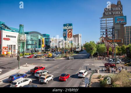 LAS VEGAS - 19. AUGUST 2024: Verkehr an einer belebten Kreuzung des Las Vegas Strip (oder Las vegas Boulevard), mit Autos, Fußgängern und Wahrzeichen Stockfoto