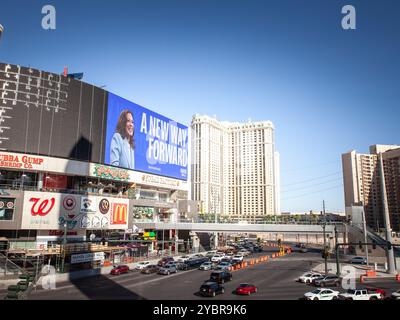 LAS VEGAS - 19. AUGUST 2024: Eine Werbetafel, die Kamala Harris während der US-Präsidentschaftskampagne 2024 auf dem Las Vegas Strip bewirbt. Kamala Harris, Vice Stockfoto