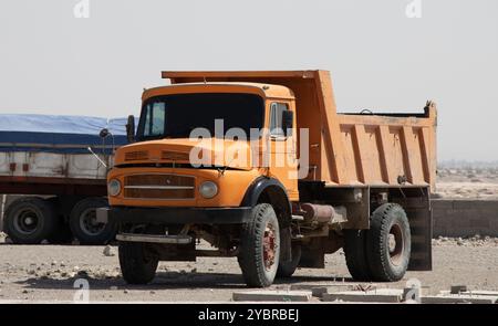 Gelber alter Muldenkipper für Aushubarbeiten Stockfoto