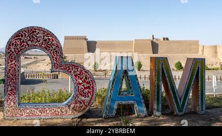 BAM Iran 21. September 2024: Die Zitadelle BAM in der Stadt BAM in der Provinz Kerman, Iran, ist das größte adobe-Gebäude der Welt und gehört zum UNESCO-Weltkulturerbe Stockfoto