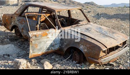 Verbrannter und rostiger alter Schrottwagen Stockfoto