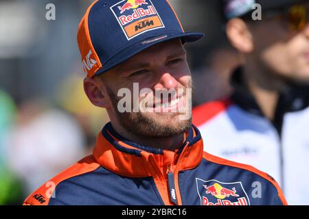 MELBOURNE, AUSTRALIEN. Oktober 2024. Im Bild: Brad Binder, #33 aus Südafrika, reitet für Red Bull KTM Factory während des MotoGP Hero Walks beim Qatar Airways Australian Motorcycle Grand Prix 2024 auf dem Phillip Island Circuit. Quelle: Karl Phillipson/Alamy Live News Stockfoto