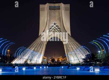 Teheran Iran 26. September 2024: Azadi-Turm in Teheran bei Nacht, der Hauptstadt des Iran Stockfoto