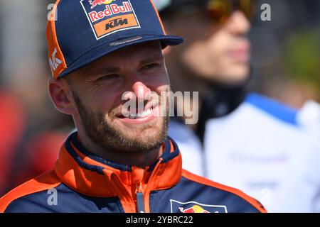 MELBOURNE, AUSTRALIEN. Oktober 2024. Im Bild: Brad Binder, #33 aus Südafrika, reitet für Red Bull KTM Factory während des MotoGP Hero Walks beim Qatar Airways Australian Motorcycle Grand Prix 2024 auf dem Phillip Island Circuit. Quelle: Karl Phillipson/Alamy Live News Stockfoto