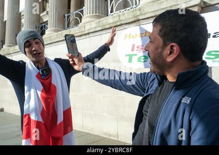 London, Großbritannien. Oktober 2024. Eine kleine Gruppe von pro-israelischen Gegenprotestierenden demonstriert nahe an einem palästinensischen Solidaritätsereignis gegen die Hamas und die Hisbollah, denen die britische Regierung terroristische Organisationen untersagt. Quelle: Eleventh Photography/Alamy Live News Stockfoto