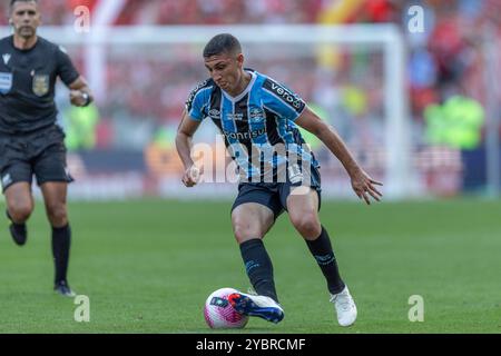 Porto Alegre, Brasilien. Oktober 2024. RS - PORTO ALEGRE - 10/19/2024 - BRASILIANER A 2024, INTERNATIONAL x GREMIO - Monsalve Spieler von Gremio während des Spiels gegen Internacional im Beira-Rio Stadion für die brasilianische A 2024 Meisterschaft. Foto: Liamara Polli/AGIF Credit: AGIF/Alamy Live News Stockfoto