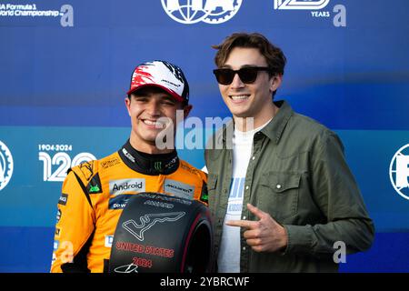 Austin, USA. Oktober 2024. Lando Norris (GBR) McLaren erhält den Pirelli Pole Position Award von Armand 'Mondo' Duplantis (SWE) Pole Vaulter. 19.10.2024. Formel-1-Weltmeisterschaft, Rd 19, Grand Prix der Vereinigten Staaten, Austin, Texas, USA, Sprint und Qualifikationstag. Das Foto sollte lauten: XPB/Alamy Live News. Stockfoto