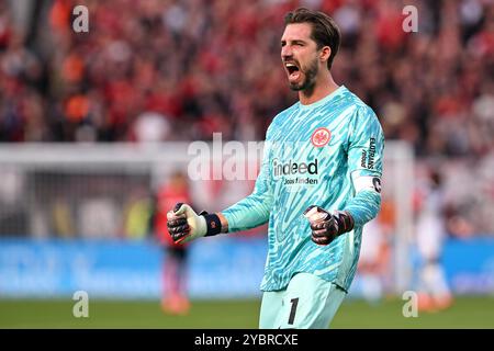 Leverkusen, Deutschland. Oktober 2024. Kevin Trapp, Torhüter von Eintracht Frankfurt, feiert nach einem Tor beim ersten Bundesliga-Spiel zwischen Bayer 04 Leverkusen und Eintracht Frankfurt am 19. Oktober 2024 in Leverkusen. Quelle: Ulrich Hufnagel/Xinhua/Alamy Live News Stockfoto