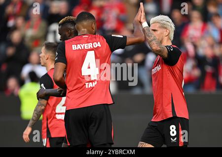 Leverkusen, Deutschland. Oktober 2024. Robert Andrich (R) von Bayer 04 Leverkusen feiert mit seinen Teamkollegen beim ersten Bundesliga-Spiel zwischen Bayer 04 Leverkusen und Eintracht Frankfurt am 19. Oktober 2024 in Leverkusen, Deutschland. Quelle: Ulrich Hufnagel/Xinhua/Alamy Live News Stockfoto