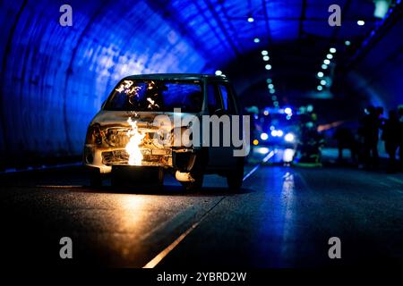 Jena, Deutschland. Oktober 2024. Ein Auto brennt im Tunnel in einem Notfall. Großübung im Jagdbergtunnel auf der A4 zwischen den Anschlussstellen Bucha und Jena-Göschwitz in der Nacht vom 19./20. Oktober 2024. Rund 200 Feuerwehrleute, Katastrophenschutz und Autobahnpolizisten sind an der Übung beteiligt. Quelle: Jacob Schröter/dpa/Alamy Live News Stockfoto