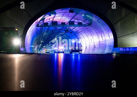 Jena, Deutschland. Oktober 2024. Die Polizei betritt den Tunnel mit blinkenden blauen Lichtern. Großübung im Jagdbergtunnel auf der A4 zwischen den Anschlussstellen Bucha und Jena-Göschwitz in der Nacht vom 19. Auf 20. Oktober 2024. Rund 200 Feuerwehr-, Katastrophenschutz- und Autobahnpolizisten sind an der Übung beteiligt. Quelle: Jacob Schröter/dpa/Alamy Live News Stockfoto