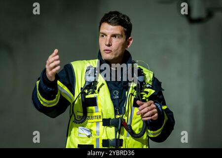 Jena, Deutschland. Oktober 2024. Der Betriebsleiter der Berufsfeuerwehr Jena John Großinger. Großübung im Jagdbergtunnel auf der A4 zwischen den Anschlussstellen Bucha und Jena-Göschwitz in der Nacht vom 19./20. Oktober 2024. Rund 200 Feuerwehrleute, Katastrophenschutz und Autobahnpolizisten sind an der Übung beteiligt. Quelle: Jacob Schröter/dpa/Alamy Live News Stockfoto