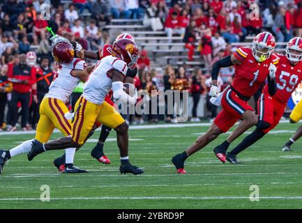 College Park, USA. Oktober 2024. COLLEGE PARK, MD - 19. OKTOBER: Der USC Trojans Wide Receiver Zachariah Branch (1) gibt am 19. Oktober 2024 im SECU Field im College Park einen Punt zurück, während eines Big10-Fußballspiels zwischen den Maryland Terrapins und den USC Trojans. Maryland. (Foto: Tony Quinn/SipaUSA) Credit: SIPA USA/Alamy Live News Stockfoto