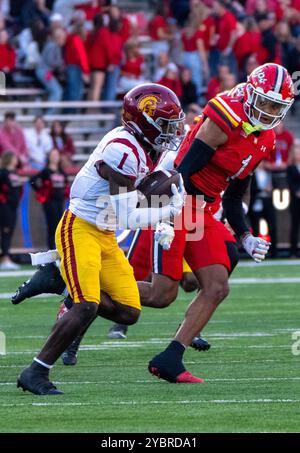 College Park, USA. Oktober 2024. COLLEGE PARK, MD - 19. OKTOBER: Der USC Trojans Wide Receiver Zachariah Branch (1) gibt am 19. Oktober 2024 im SECU Field im College Park einen Punt zurück, während eines Big10-Fußballspiels zwischen den Maryland Terrapins und den USC Trojans. Maryland. (Foto: Tony Quinn/SipaUSA) Credit: SIPA USA/Alamy Live News Stockfoto