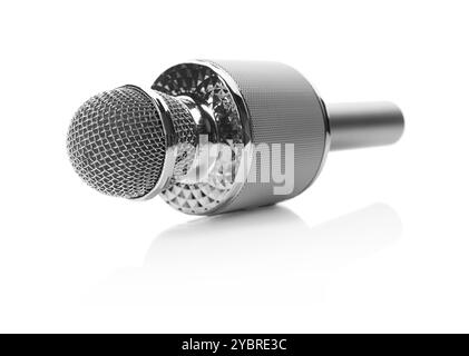 Ein silbernes Karaoke-Mikrofon isoliert auf weiß Stockfoto