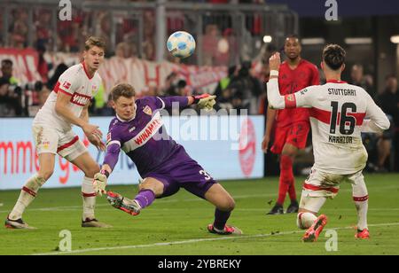 München, Deutschland. Oktober 2024. Alexander Nuebel (2. L), Torhüter des VfB Stuttgart, spart beim Fußball-Spiel der Bundesliga zwischen Bayern München und VfB Stuttgart am 19. Oktober 2024 in München. Quelle: Philippe Ruiz/Xinhua/Alamy Live News Stockfoto