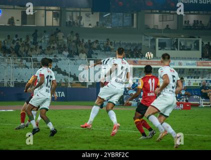 Kalkutta, Indien. Oktober 2024. Mohun Bagan Super Giant besiegte East Bengal FC am 19. Oktober 2024 im Kalkutta Derby von ISL 2024-25 mit 2-0. Die Torschützen sind Jamie Maclaren und Dimitri Petratos(P) für MBSG. Verschiedene Action-Momente des Spiels. (Foto von Amlan Biswas/Pacific Press) Credit: Pacific Press Media Production Corp./Alamy Live News Stockfoto