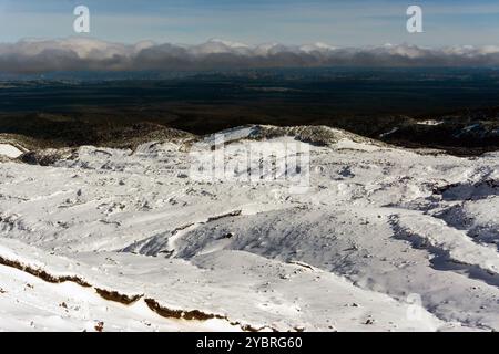 Tongariro-Nationalpark, Neuseeland. Blick auf die Schneegrenze vom Turoa Skifield nach Sturm mitten im Winter Stockfoto