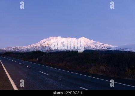 Tongariro-Nationalpark, Neuseeland. Blick auf den Mount Ruapehu in der Abenddämmerung Stockfoto