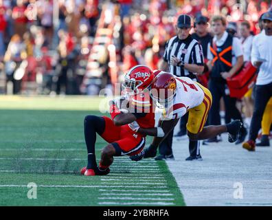 19. Oktober 2024: Die University of Maryland Terrapins WR #5 Octavian Smith Jr. wird von der University of Southern California Trojans S #7 Kamari Ramsey während eines NCAA-Fußballspiels zwischen der University of Maryland Terrapins und der University of Southern California Trojans im SECU Stadium im College Park MD Justin Cooper/CSM aus dem Ruder geworfen Stockfoto