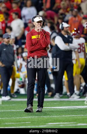 College Park MD, USA. Oktober 2024. Lincoln Riley, Cheftrainer der University of Southern California Trojans, während eines NCAA-Fußballspiels zwischen der University of Maryland Terrapins und der University of Southern California Trojans im SECU Stadium im College Park MD Justin Cooper/CSM/Alamy Live News Stockfoto