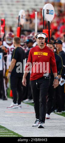 College Park MD, USA. Oktober 2024. Lincoln Riley, Cheftrainer der University of Southern California Trojans, während eines NCAA-Fußballspiels zwischen der University of Maryland Terrapins und der University of Southern California Trojans im SECU Stadium im College Park MD Justin Cooper/CSM/Alamy Live News Stockfoto