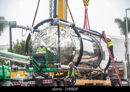 Die Centaur III-Oberstufe und das zugehörige RL10-Raketentriebwerk, das für die Ausstellung verwendet wurde, treffen am 5. Oktober 2024 auf der Los Angeles Air Force Base ein. Die ausgestellten Systeme wurden von der United Launch Alliance gespendet, einer Unternehmenspartnerschaft zwischen Lockheed Martin und Boeing, die Satellitenstartdienste für das Verteidigungsministerium anbietet. (Foto der U.S. Space Force von Van Ha) Stockfoto