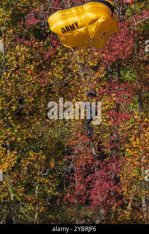 Stabsleiter Daniel Gerlach vom Fallschirmspringer der US Army springt am 19. Oktober 2024 in den Bridge Day. Der Sprung war Teil einer Demo, die während der Bridge Day Events an der New River Gorge Bridge in Fayetteville, W. Va (USA) durchgeführt wurde Army Foto von Megan Hackett) Stockfoto