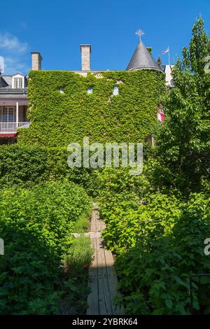 Pflanzen- und Gemüsegarten des Gouverneurs hinter dem Chateau Ramezay, teilweise bedeckt mit Kletterpflanzen im Frühjahr, Old Montreal, Quebec. Stockfoto