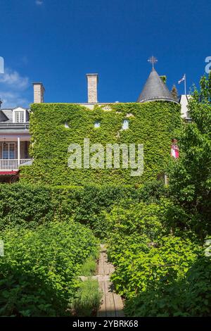 Pflanzen- und Gemüsegarten des Gouverneurs hinter dem Chateau Ramezay, teilweise bedeckt mit Kletterpflanzen im Frühjahr, Old Montreal, Quebec. Stockfoto